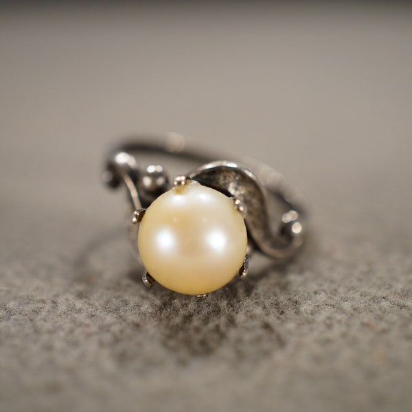 Vintage Wedding Band Sterling Silver Round Prong Set Cultured Pearl Raised Relief Single Stone Setting Art Deco Style Ring, Size 5 1/4 AM