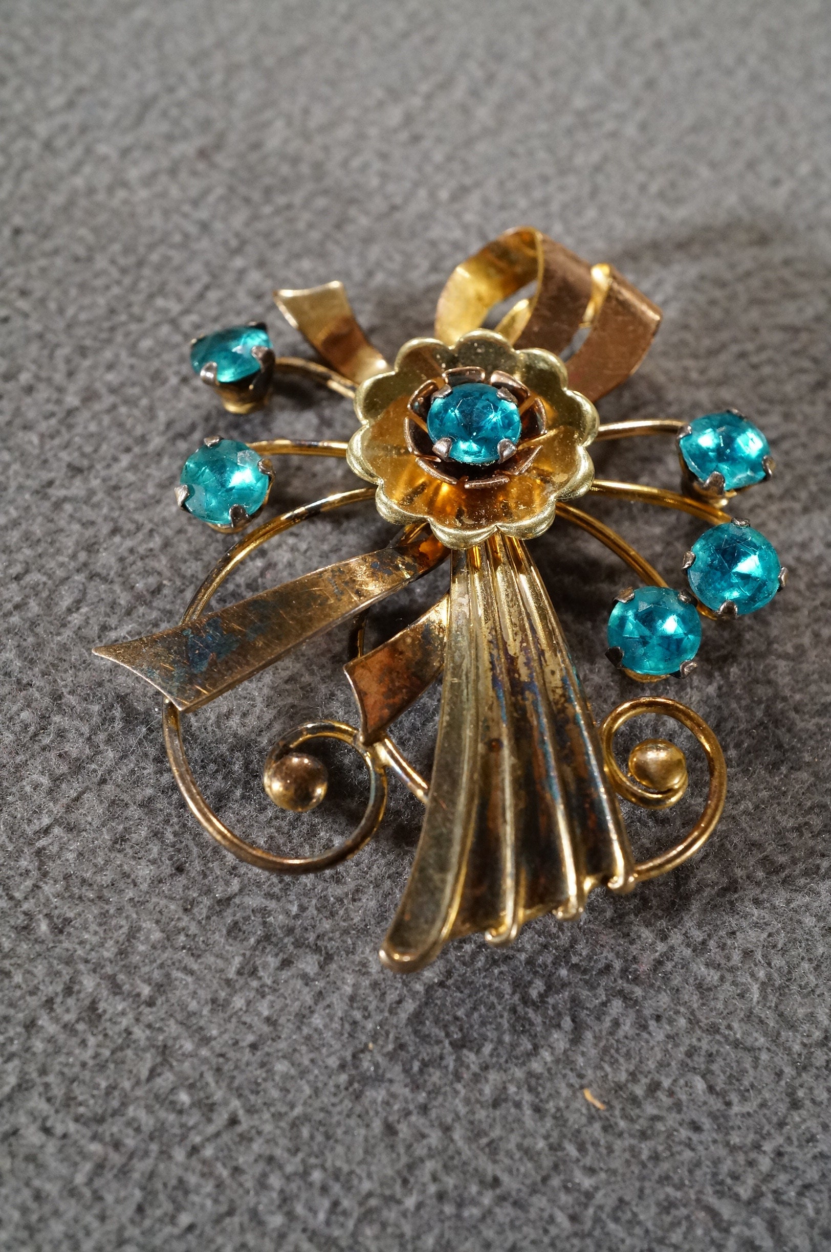 1950’s　blue×gold multicolor glass　brooch Vintage Art Deco Style Yellow Gold Filled Glass Stone Blue