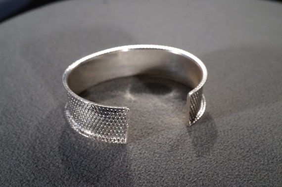 Vintage Art Deco Style Silver Tone Round Cuff Design Vintage Art Deco Style Silver Tone Round Cuff Design