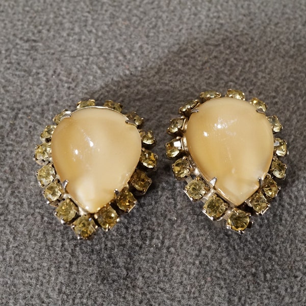 Vintage Art Deco Style Yellow Gold Tone Faux Pearl Glass Stone Faux Peridot Tear Drop Clip On Earrings Jewelry    K#49