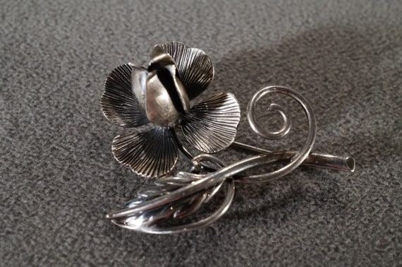 Vintage Sterling Silver Statement Pin Brooch in the Detailed Form of a Flower on a Leafy Stem M10 - Etsy Vintage Sterling Silver Statement Pin Brooch in the Detailed Form of a Flower on a Leafy Stem M10 - Etsy