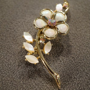 Antique Vintage Yellow Gold Tone Round Marquise Aurora Borealis Glass Rhinestones Raise Relief Multi Stone Flower Setting Pin Brooch AM 86