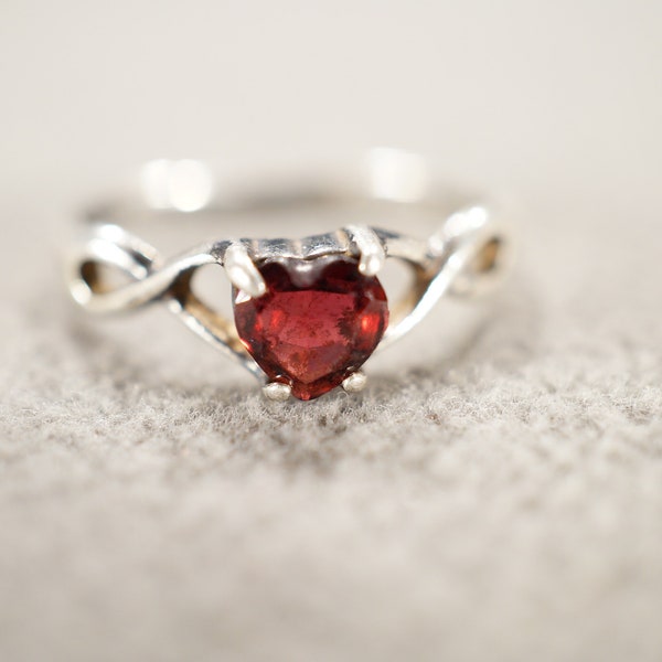 Vintage Wedding Band Stacker Design Ring Sterling Silver Heart Prong Set Garnet Raised Relief Single Stone Setting Classic, Size 8.5 AM