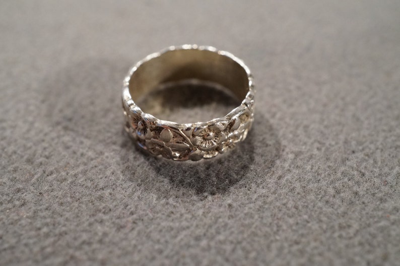 size 6 M1 vintage sterling silver wide band ring with large floral designs