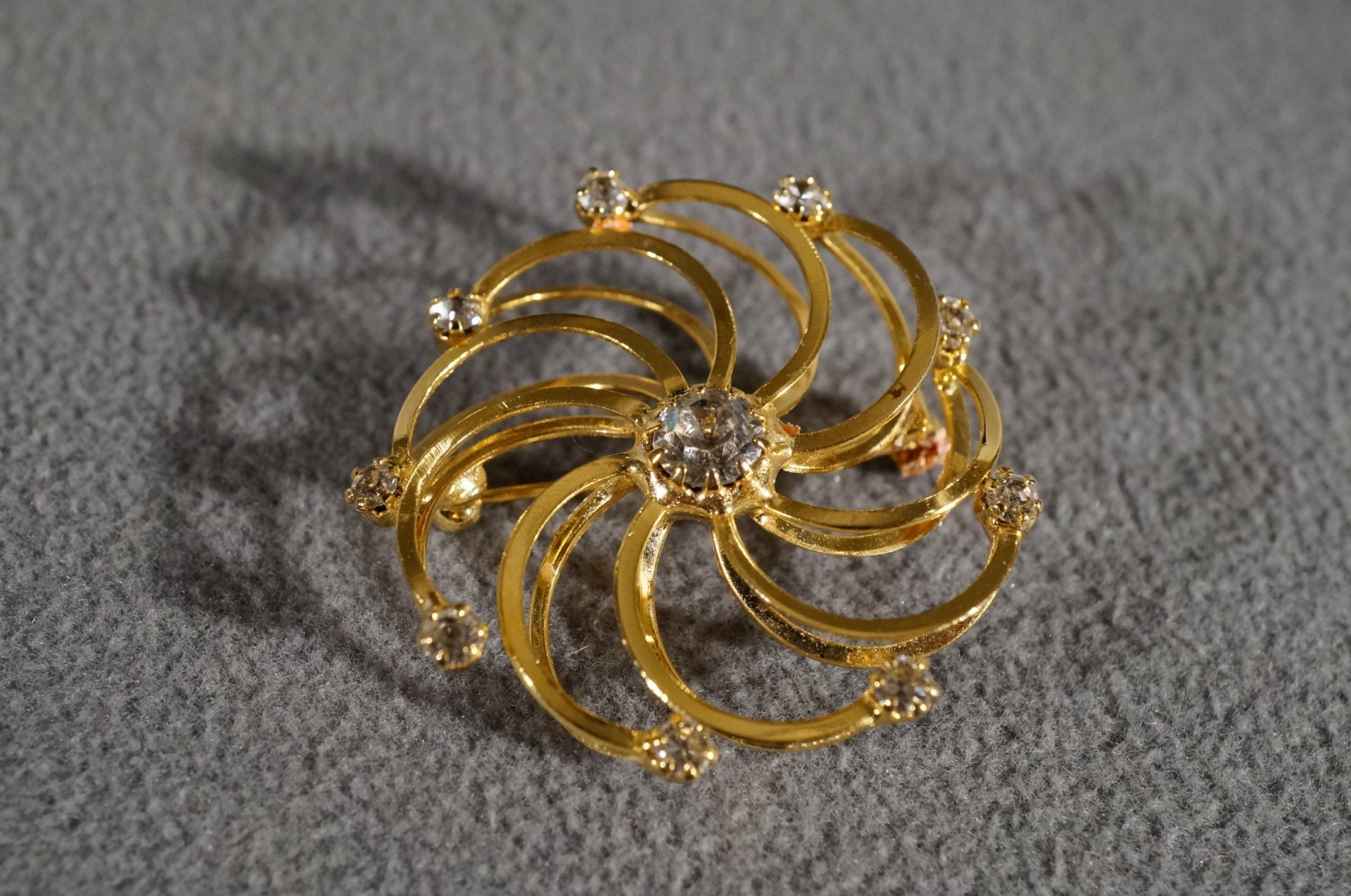 ずっと気になってた Tone Gold Yellow Style Deco Art Vintage Rhinestone Pin Round アクセサリー