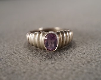 Vintage Wedding Band Stacker Design Ring Sterling Silver Oval Bezel Set Amethyst Raised Relief Single Stone Setting Classic, Size 7 1/4 AM