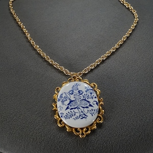 Vintage Art Deco Style yellow Gold Tone Oval Porcelain Blue Design Pendant Dangle Necklace Jewelry    K#58