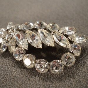 Antique Vintage Silver Tone Round Marquise Clear Aurora Borealis Glass Rhinestones Multi Stone Cluster Setting Pin Brooch Art Deco AM 99