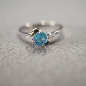 Vintage Wedding Band Stacker Design Ring Sterling Silver Round Prong Set Blue Topaz Raised Relief Single Stone Setting, Size 6 3/4 AM
