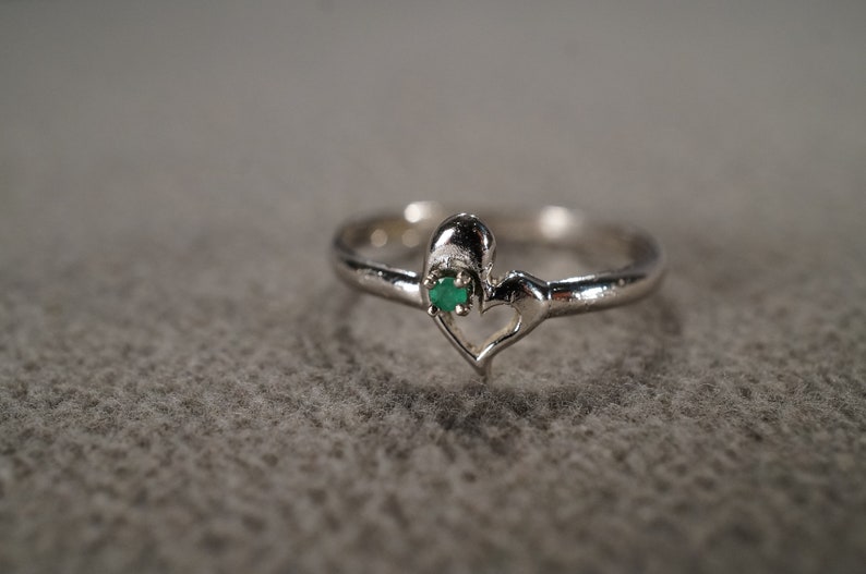 vintage sterling silver statement ring with delicate styling of an open floating heart set with a round emerald stone size 7 **M3