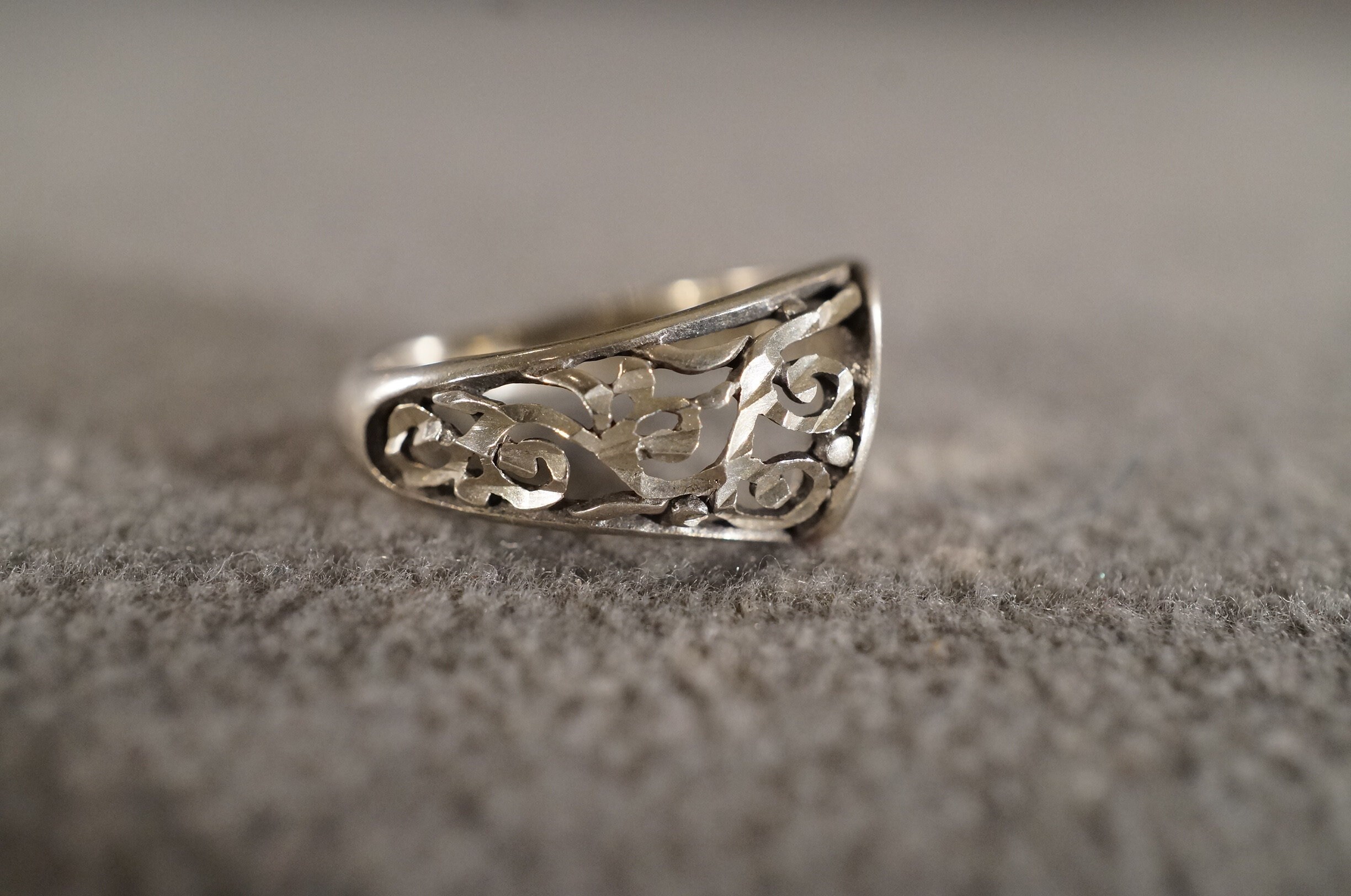 vintage◯distorted motif silver ring◯ Vintage Sterling Silver Fashion Accent Ring With Scrolling