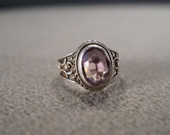 Vintage Wedding Band Design Ring Sterling Silver Oval Bezel Set Amethyst Raised Relief Single Stone Setting Classic Art Deco, Size 4 AM