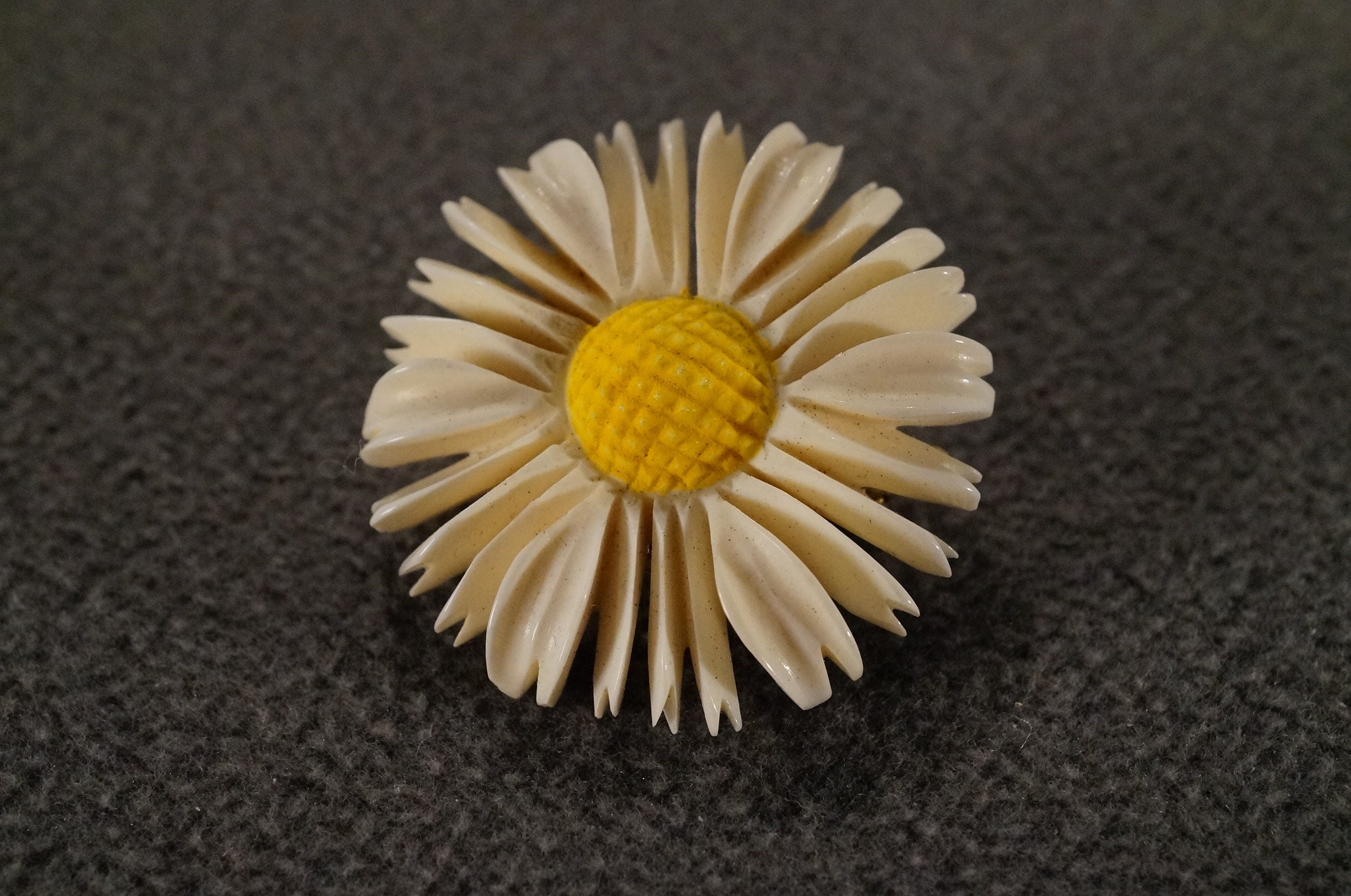 Vintage Art Deco Style Lucite Round Floral Design Pin Brooch Vintage Art Deco Style Lucite Round Floral Design Pin Brooch