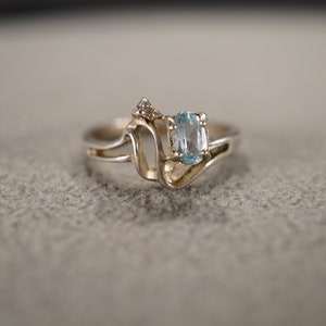 Vintage Wedding Band Stacker Design Ring Sterling Silver Oval Prong Set Blue Topaz Raised Relief Single Stone Setting, Size 6 3/4 AM