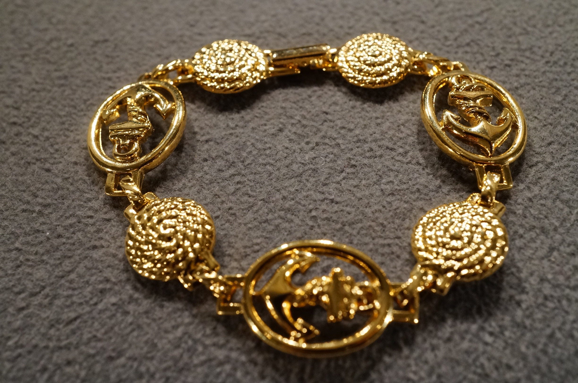 Vintage Art Deco Style Yellow Gold Tone Round Sailor Design