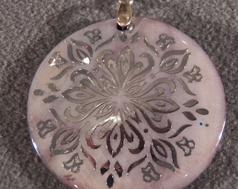 Vintage Silver Tone Genuine Mother Of Pearl Fancy Round Pendant Charm Jewelry Art Deco Style **RL