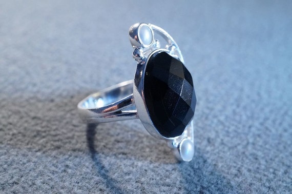 Vintage Sterling Silver Large Fancy Faceted Black Onyx 2 Round Cultured Pearl Bold Curved Band Ring, Size 8.5 Jewelry RL - Etsy Vintage Sterling Silver Large Fancy Faceted Black Onyx 2 Round Cultured Pearl Bold Curved Band Ring, Size 8.5 Jewelry RL - Etsy