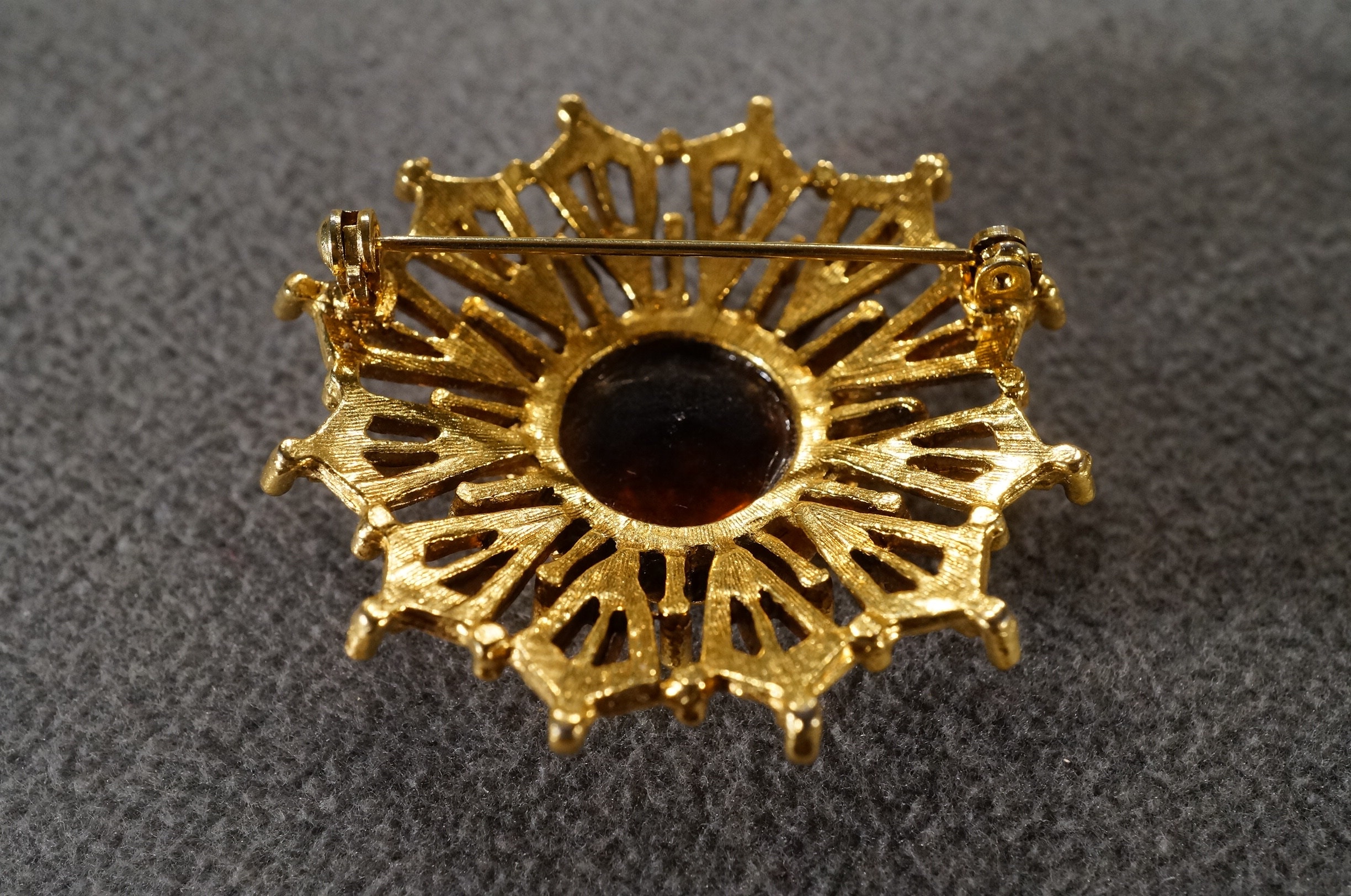 Broche Vintage Dorée Style Art Déco - Pièce Unique D'occasion, Bijou Ancien Et élégant