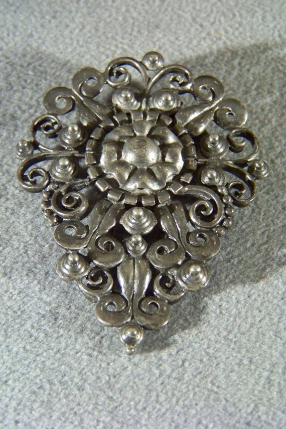 Vintage Silver Tone Fancy filigree Bold clip pin b