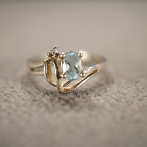 Vintage Wedding Band Stacker Design Ring Sterling Silver Oval Prong Set Blue Topaz Raised Relief Single Stone Setting, Size 6 3/4 AM