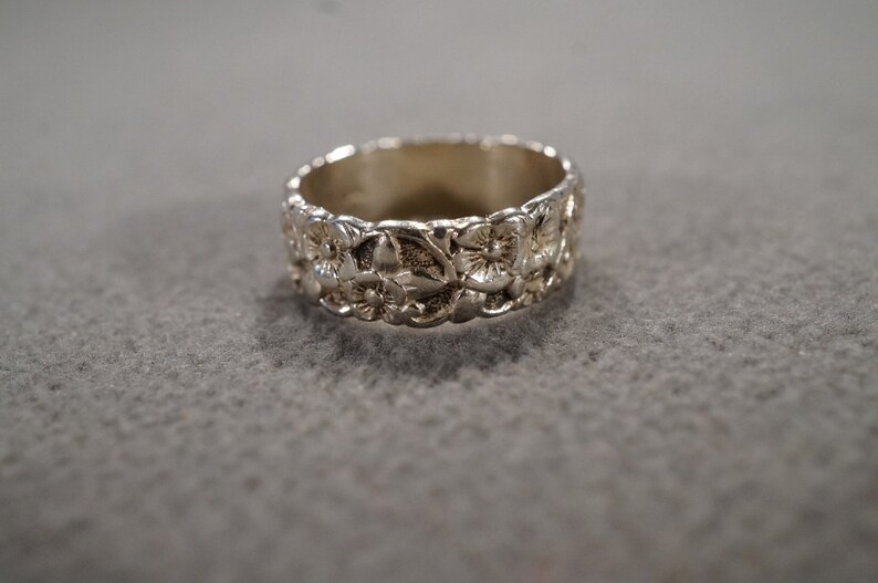 size 6 M1 vintage sterling silver wide band ring with large floral designs