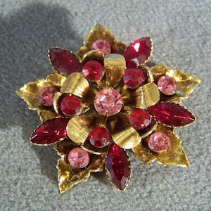 Vintage Yellow Gold Tone Multi Round Marquise Ruby Red Pink Colored Rhinestone Pin Brooch **RL