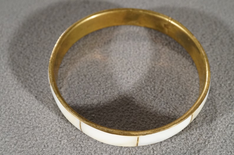 K#2 Vintage Art Deco Style Brass Round Mother of Pearl Bangle Etched Bracelet Jewelry