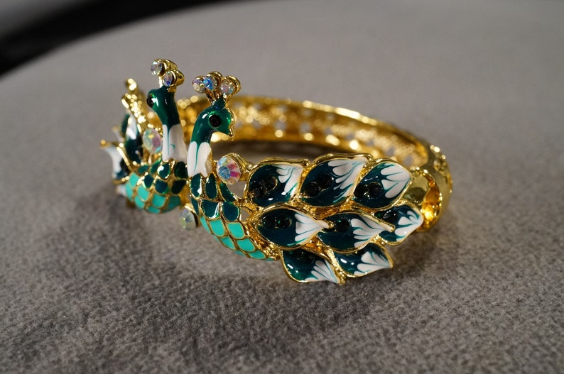 Vintage Art Deco Style Yellow Gold Tone Rhinestone Peacock Design Hinged Bangle Bracelet Jewelry K#26