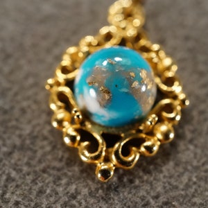 Vintage Art Deco Style Yellow Gold Tone Glass Stone Round Scrolled Pendant Dangle Jewelry    K#73