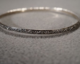 Vintage Traditional Style Sterling Silver Round Bangle Vintage Traditional Style Sterling Silver Round Bangle