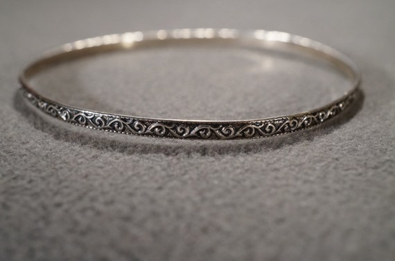 Vintage Traditional Style Sterling Silver Round Bangle Vintage Traditional Style Sterling Silver Round Bangle