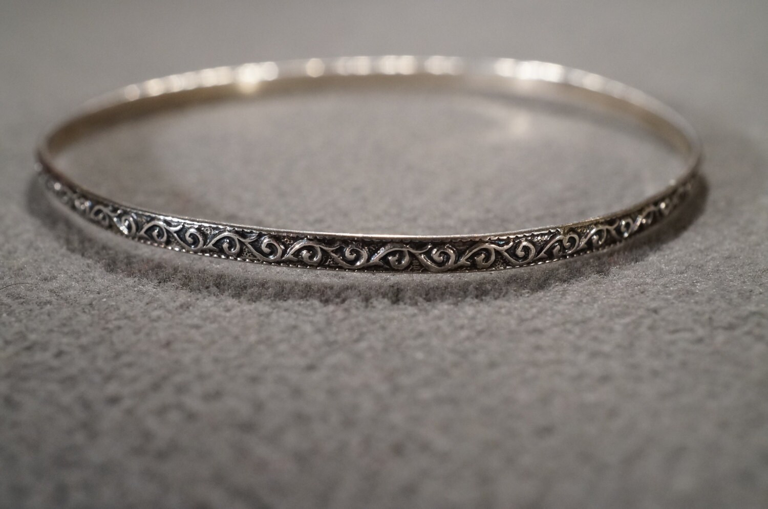 Vintage Traditional Style Sterling Silver Round Bangle Vintage Traditional Style Sterling Silver Round Bangle