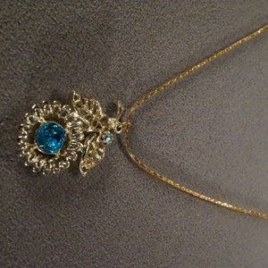 Vintage Art Deco Style Yellow Gold Tone Glass Stone Blue Pendant Floral Design Dangle Jewelry   K#9