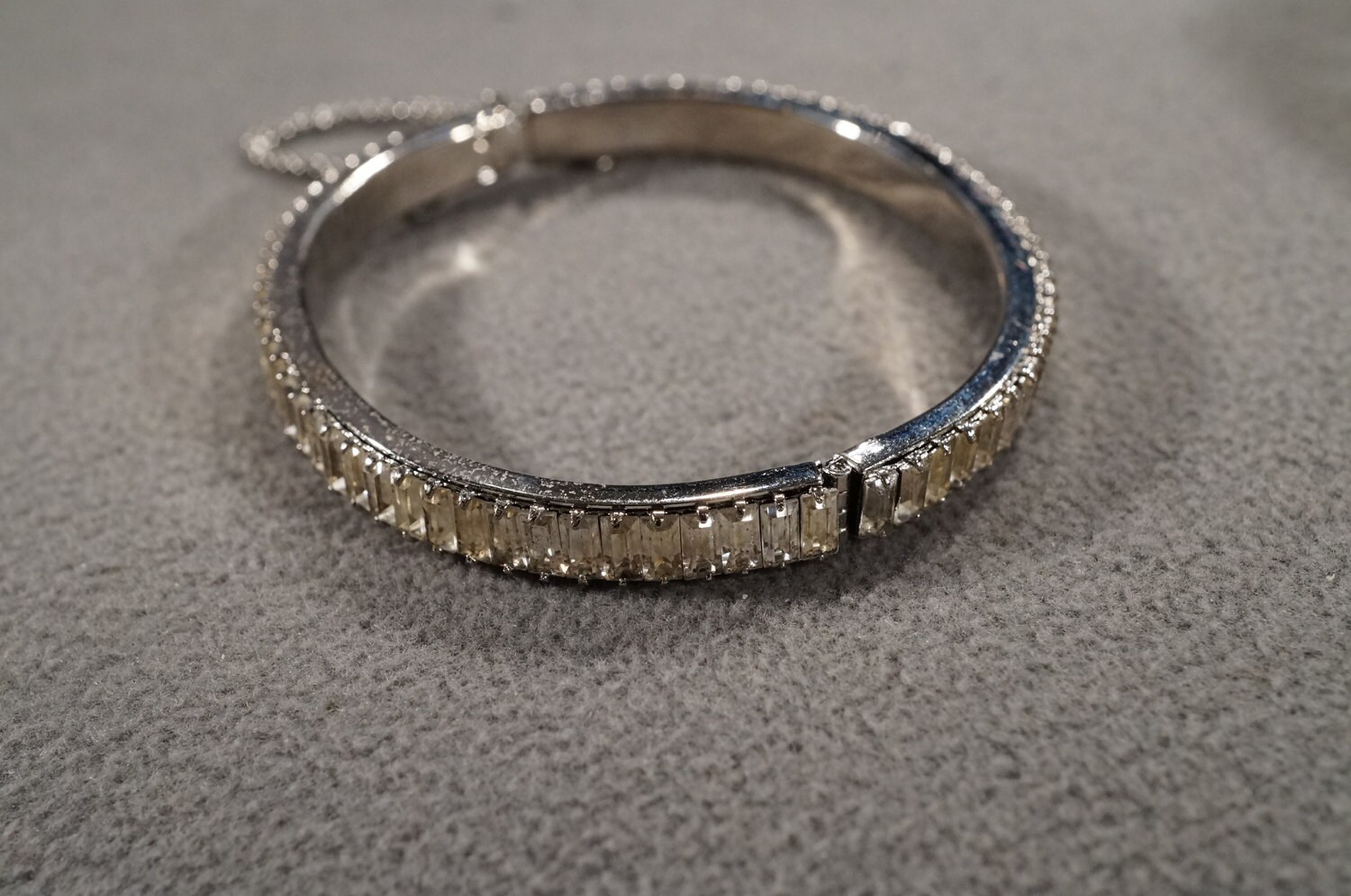 Vintage Traditional Style Silver Tone Glass Stone Round