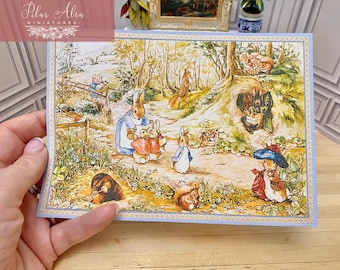 Könnte beinhalten: Miniatur-Illustration mit einer Waldszene mit Kaninchen. Das Kunstwerk zeigt mehrere Kaninchen, einige in Kleidung, die in der Nähe eines Holzzauns und eines Baus interagieren. Die Farbpalette umfasst weiche Blau-, Grün- und Brauntöne.