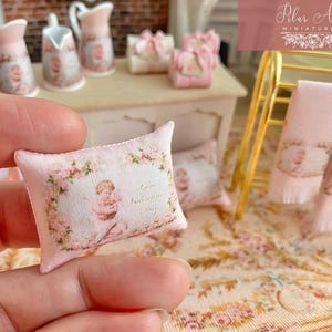 Puppenhaus Valentinstag Kissen, Engel rosa Kissen, romantisches Kissen für Sofa, Puppenhaus Miniatur, Geschenk für Frau, Geschenk für Weihnachten