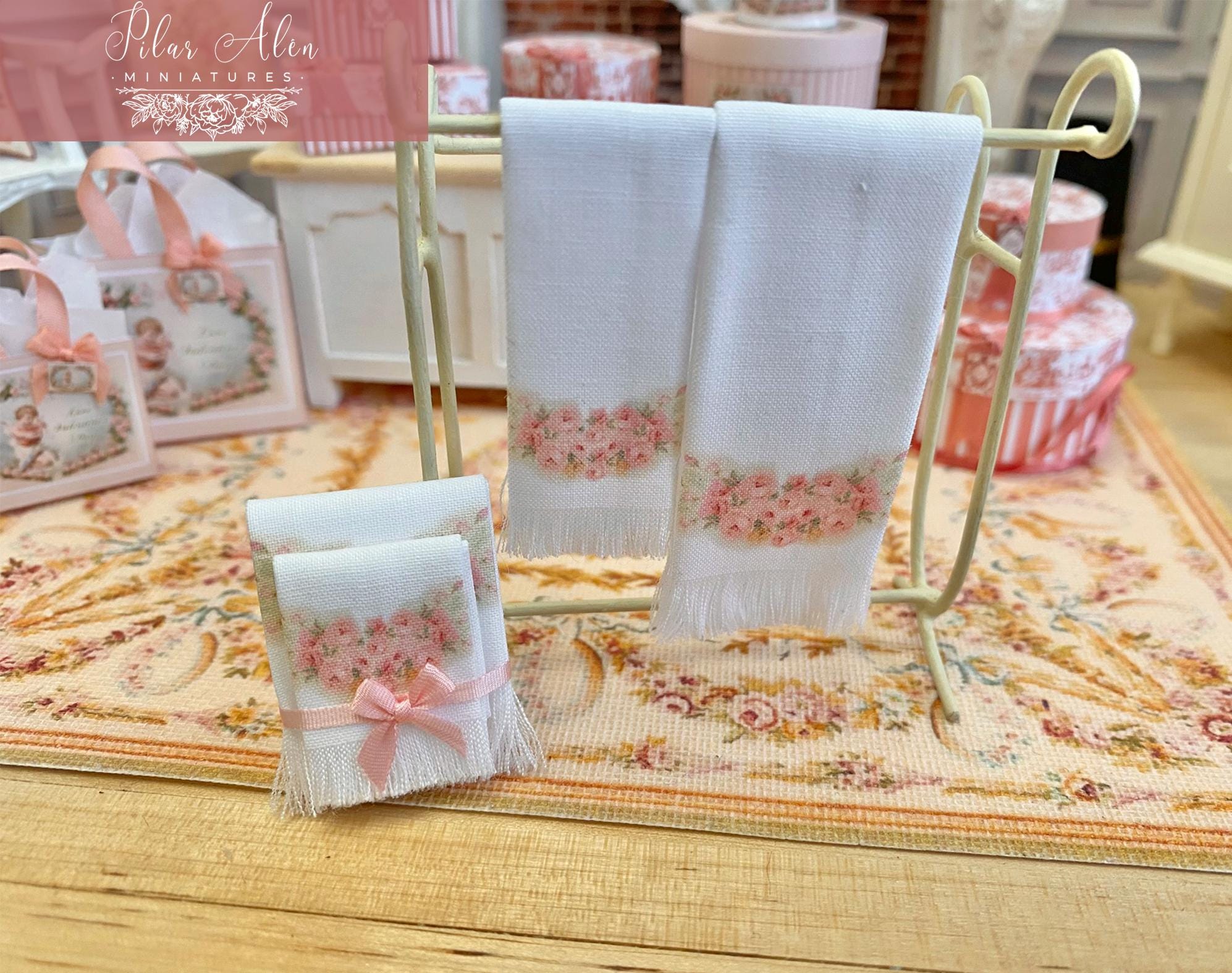 Casa Delle Bambole Piccolo Scaffale con Rosa Accessori Miniatura Bagno