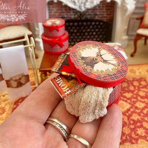 Miniature Tartan Hutschachtel mit Winzigen Magazinen und Decke, 1:12 Weihnachten Wohnzimmer Dekor, Puppenhaus Miniaturen, MiniCollector Geschenk