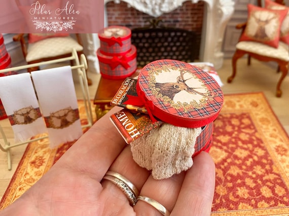 Miniature Tartan Hat Box with Tiny Magazines and Blanket, 1:12 Christmas Living Room Decor, Dollhouse Miniatures, MiniCollector Gift