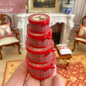 Miniature Red Tartan Hat Box with Deer, 1:12 Scale Round Storage Box, Dollhouse Christmas Decor, Gift for Mini Collectors