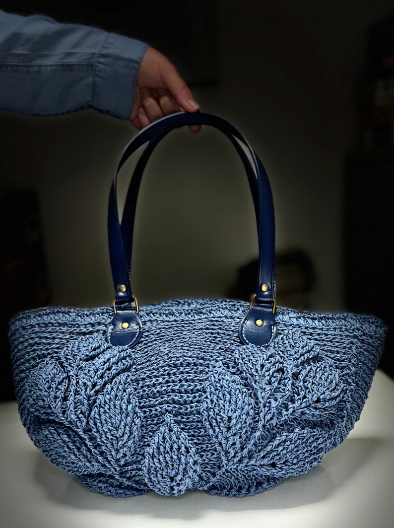 Sac bleu marine en motif feuilles image 1