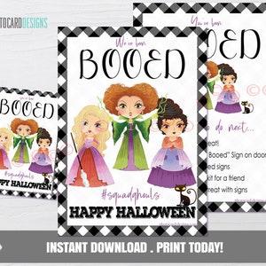 Puede incluir: Un cartel rectangular de Halloween con tres personajes ilustrados en vestidos coloridos, un gato negro y el texto "We've been BOOED" y "HAPPY HALLOWEEN" con un borde de cuadros vichy en blanco y negro. El diseño incluye el hashtag #squadghouls.