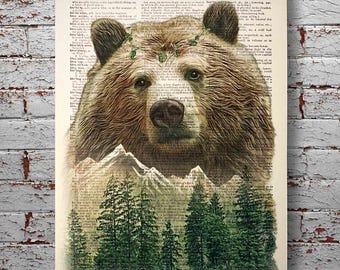 Könnte beinhalten: Ein brauner Bär mit einer grünen Blätterkrone ist auf einem Hintergrund aus einer alten Buchseite abgebildet. Das Gesicht des Bären ist der Mittelpunkt des Bildes, seine Augen schauen direkt auf den Betrachter. Der Hintergrund zeigt eine Bergkette und einen Kiefernwald.