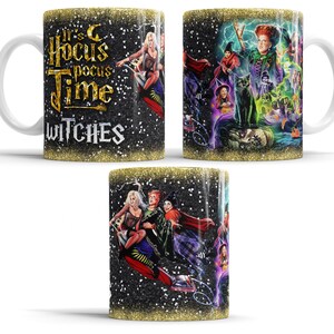 Op de afbeelding: Witte keramische mok met een zwart en gouden glitterontwerp. De mok heeft een afbeelding van de Sanderson-zussen uit de film Hocus Pocus die op een bezem vliegen. De tekst "It's Hocus Pocus Time Witches" is in gouden glitter op de mok gedrukt.