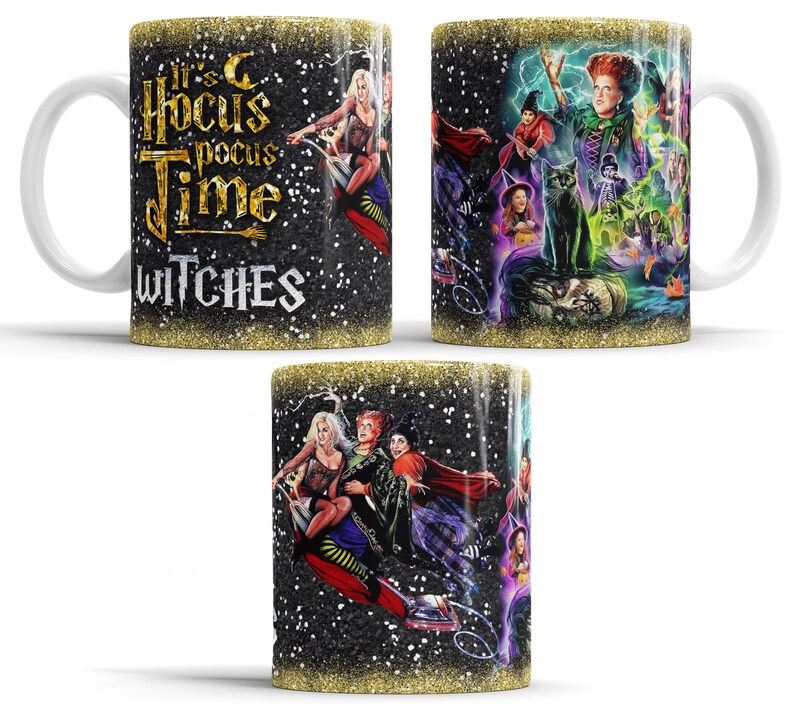 Op de afbeelding: Witte keramische mok met een zwart en gouden glitterontwerp. De mok heeft een afbeelding van de Sanderson-zussen uit de film Hocus Pocus die op een bezem vliegen. De tekst "It's Hocus Pocus Time Witches" is in gouden glitter op de mok gedrukt.