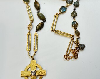 Collar de cruz martillada hecha a mano con estaciones de labradorita