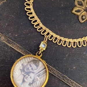 Antique pools of light style locket necklace