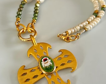 Collar italiano con cruz de oro y verde en micromosaico