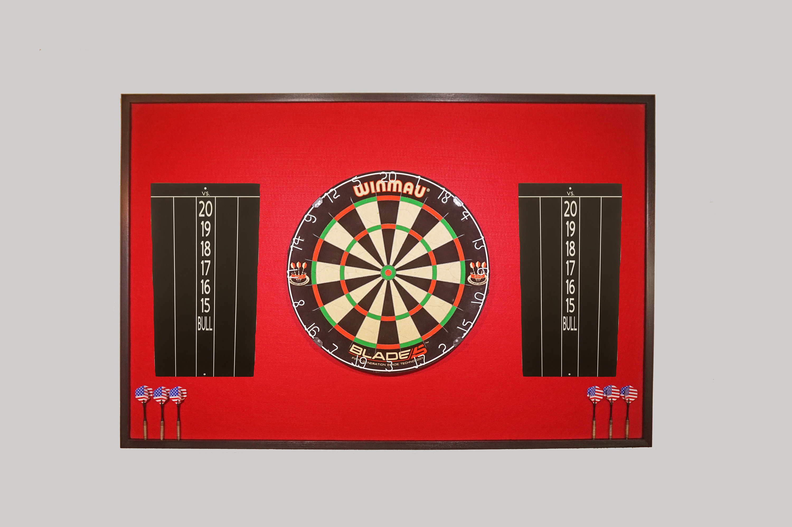 48 x 32 Rot und Schwarz Dart Board Backboard w / Zwei eingebaute Cricket  Kreidetafel Anzeigetafeln, Darthalter Dartscheibe Schrankschutz - .de