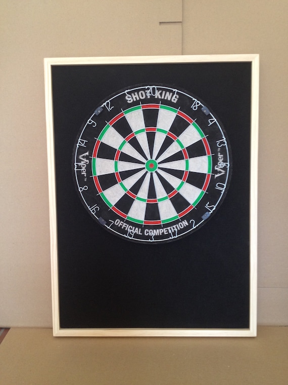 Niedrige Decke Dartscheibe Backboard w / Raised / Off Center Mount und  zusätzlicher Schutz unter Board Schwarz w / Natural Pine Trim Dart Board  Surround - .de